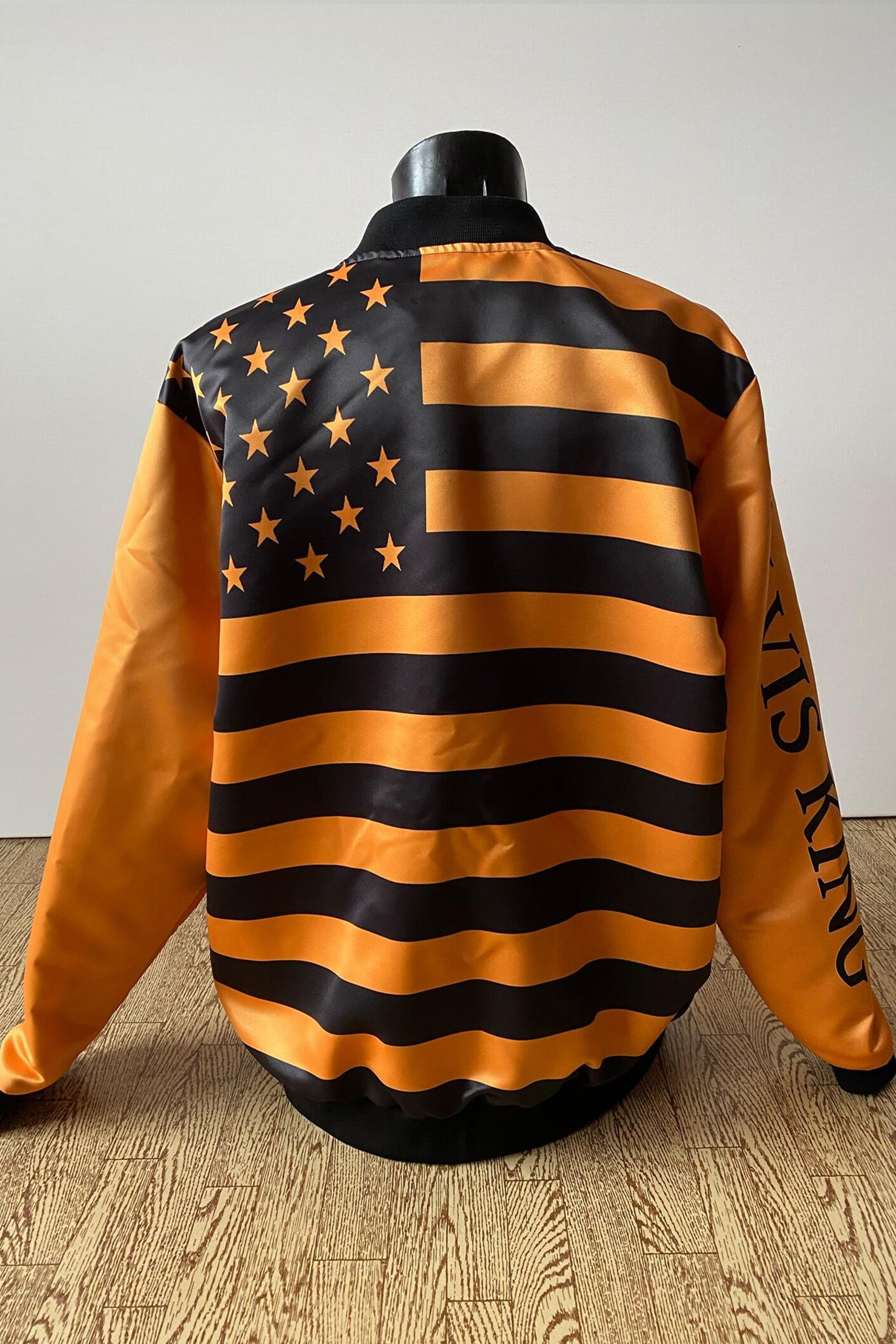 Herren-Bomberjacke Elvis Lives – King of Rock ’n’ Roll | USA-Flagge